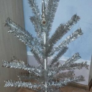 serebristaya-yolka-v-originalnoj-korobke