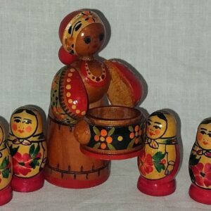solonka-i-tradiczionnye-russkie-matreshki