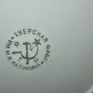 Антикварная фарфоровая тарелка с ручной росписью «Анютины глазки» - клеймо